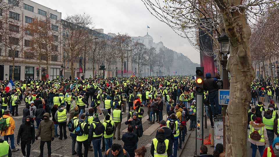 Les gilets jaunes defilent sur les Champs Elysées